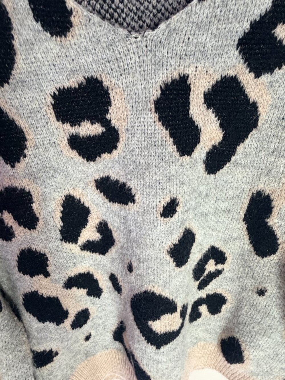 Leopard Print V Neck Sweater Grey Black Tan Fuzzy Knit Scalloped Hem - Picture 5 of 6